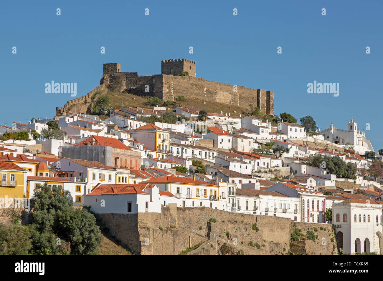 Historic hilltop village médiéval fortifié de Mértola avec château et remparts, Baixo Alentejo, Portugal, Sud de l'Europe Banque D'Images