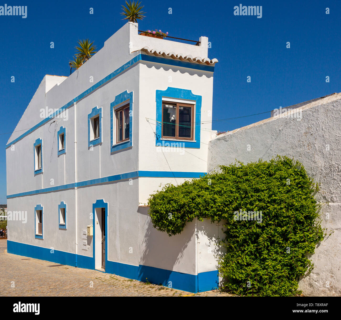 L'architecture traditionnelle de style de construction maison avec des murs blanchis à la chaux et peints bleu caractéristiques, Cacela Velha, Vila Real de Santo António, Algarve, por Banque D'Images