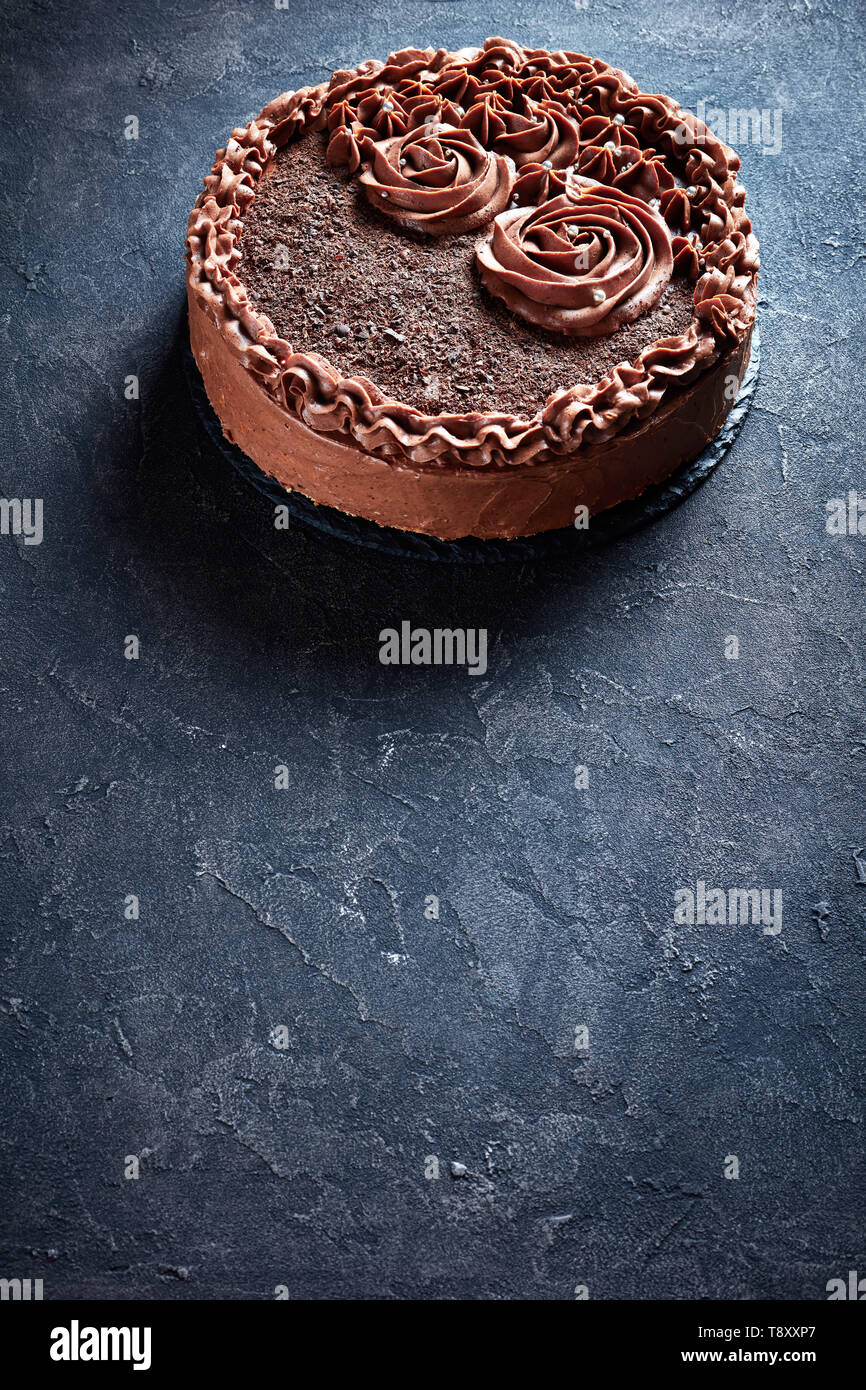 Meringue Au Chocolat Gateau De Fete Au Chocolat Garnie De Creme Au Beurre Et L Argent Roses Dragee Comestibles Vue Verticale Photo Stock Alamy
