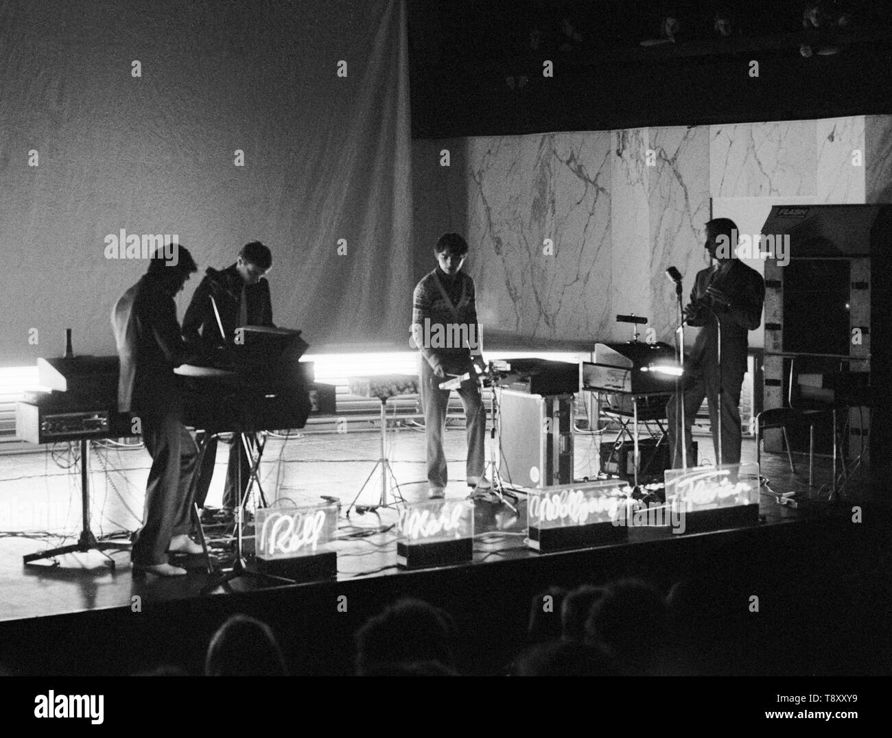 ROTTERDAM, Pays-Bas - le 21 mars : Kraftwerk posés à Rotterdam le 21 mars 1976 L-R Florian Schneider, Karl Bartos, Wolfgang Flur, Ralf Hutter (photo de Gijsbert Hanekroot) Banque D'Images