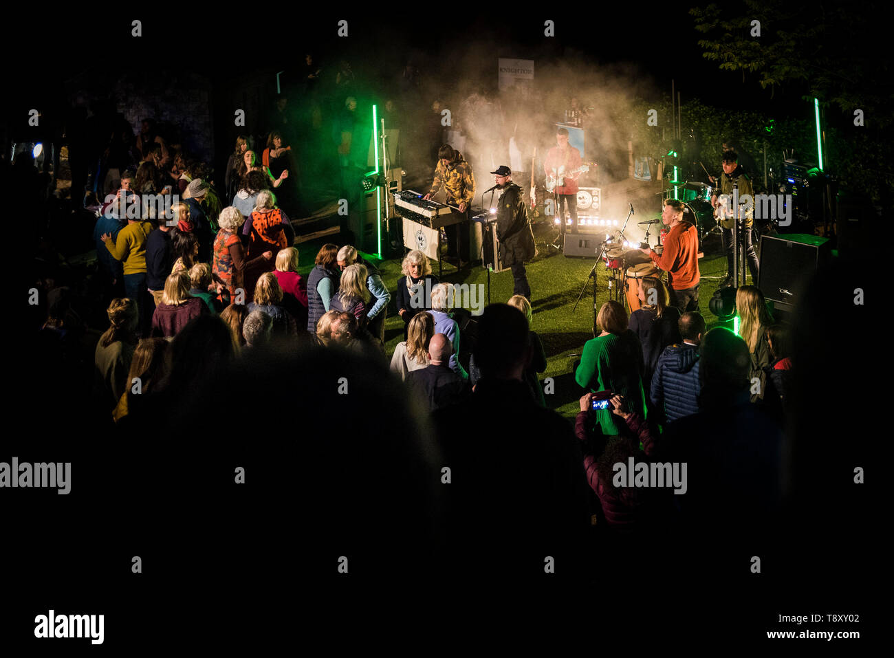 La danse de l'auditoire comme alto et Turrell, un groupe funk du nord au jardin Trebah amphithéâtre à Cornwall. Banque D'Images