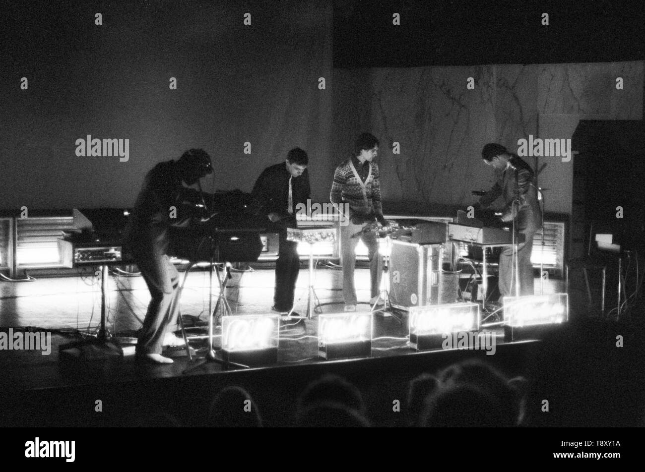 ROTTERDAM, Pays-Bas - le 21 mars : Kraftwerk posés à Rotterdam le 21 mars 1976 L-R Florian Schneider, Karl Bartos, Wolfgang Flur, Ralf Hutter (photo de Gijsbert Hanekroot) Banque D'Images