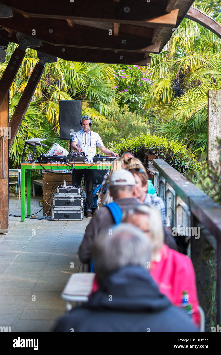 Un DJ lecture de morceaux à un pop up bar de Trebah Garden à Cornwall. Banque D'Images