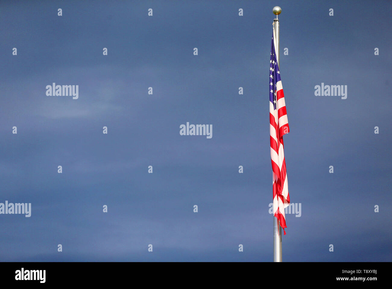Un drapeau américain sur un jour sans vent contre le ciel Banque D'Images