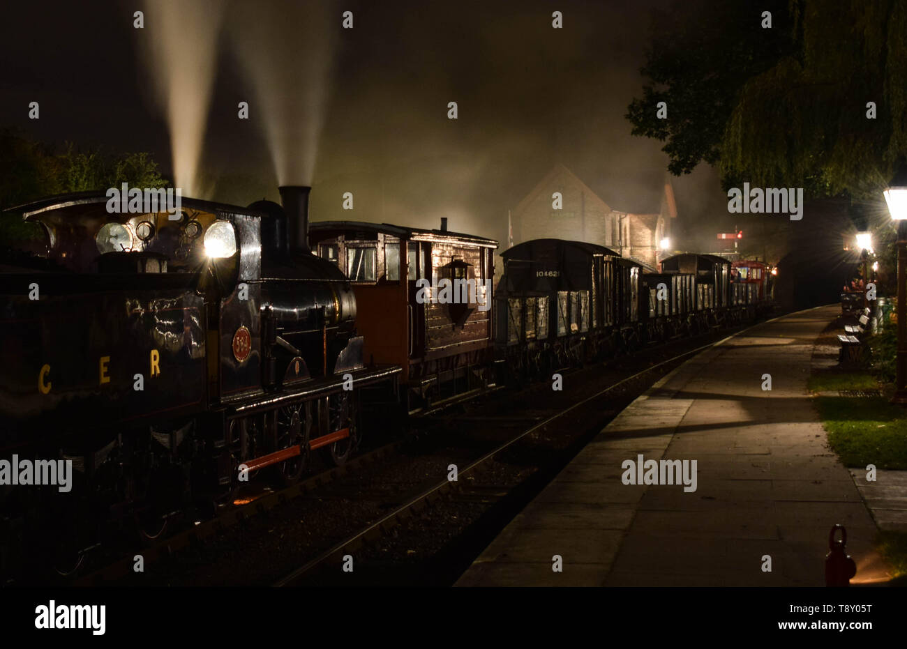 Un service de transport de nuit à Bridgnorth vous attend pour s'écarter de Arley Station au cours de l'automne 2017 gala à vapeur à la DVS. Banque D'Images