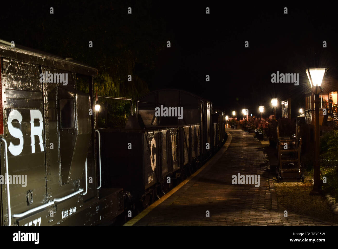 Un service marchandises de nuit vous attend pour partir vers la vallée de la Severn Bridgnorth sur chemin de fer. Banque D'Images