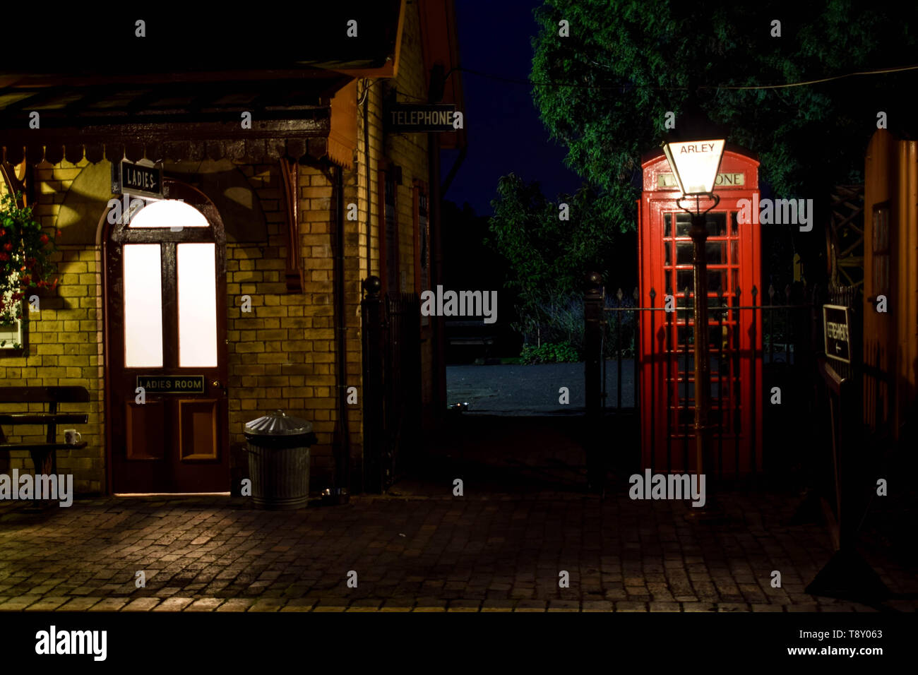 Arley Gare éclairée la nuit à l'automne de la SVR 2017 Gala à vapeur. Banque D'Images