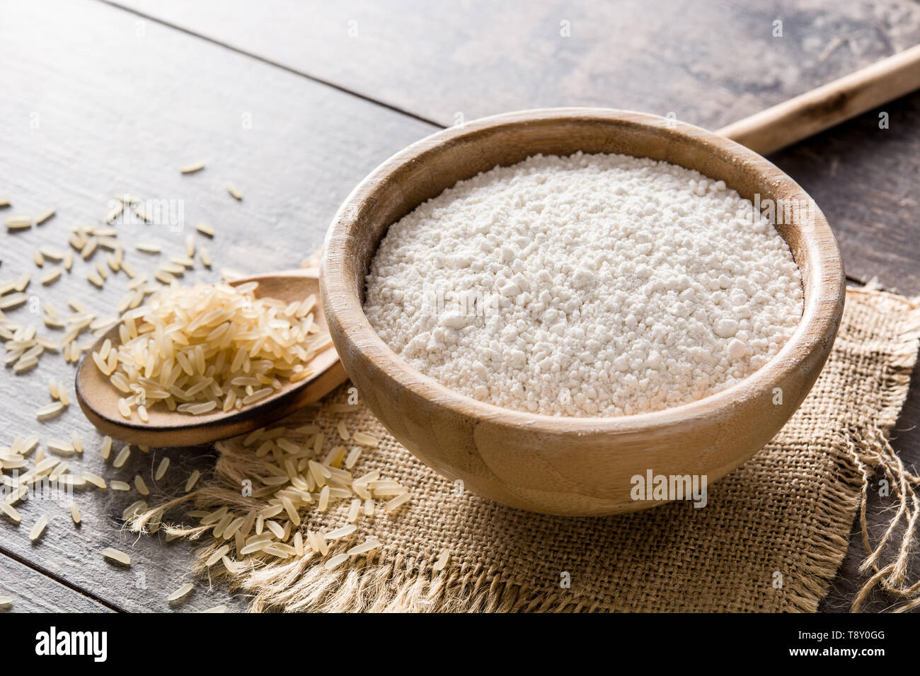 La farine de riz blanc dans un bol sur la table en bois Banque D'Images