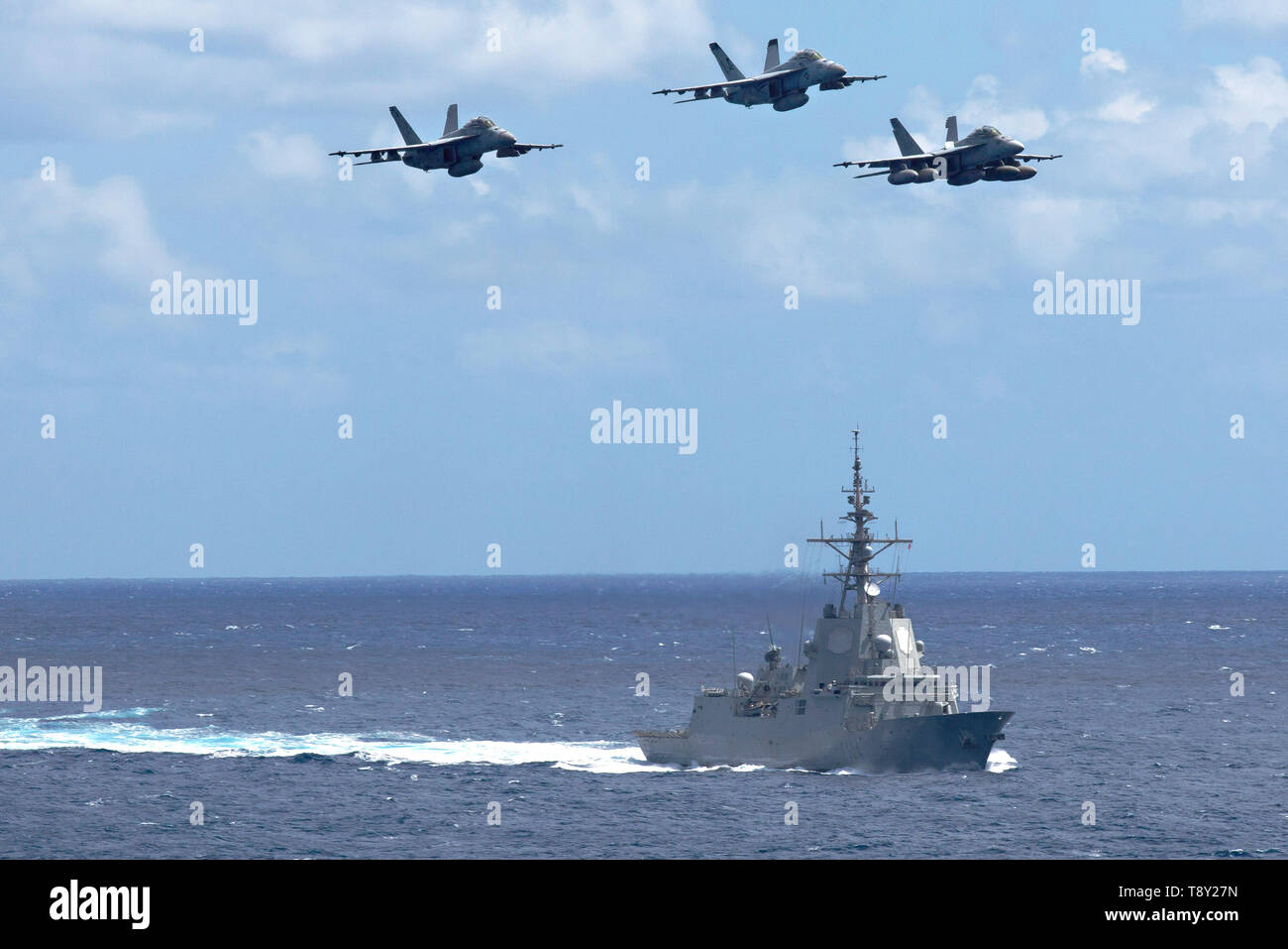 Trois U.S. Navy F/A-18F Super Hornet le marine espagnol Alvaro de Bazan-class frigate REE Mendez Nuñez lors d'opérations conjointes avec la classe Nimitz porte-avions USS Abraham Lincoln le 7 mai 2019, dans la mer Ionienne. Banque D'Images