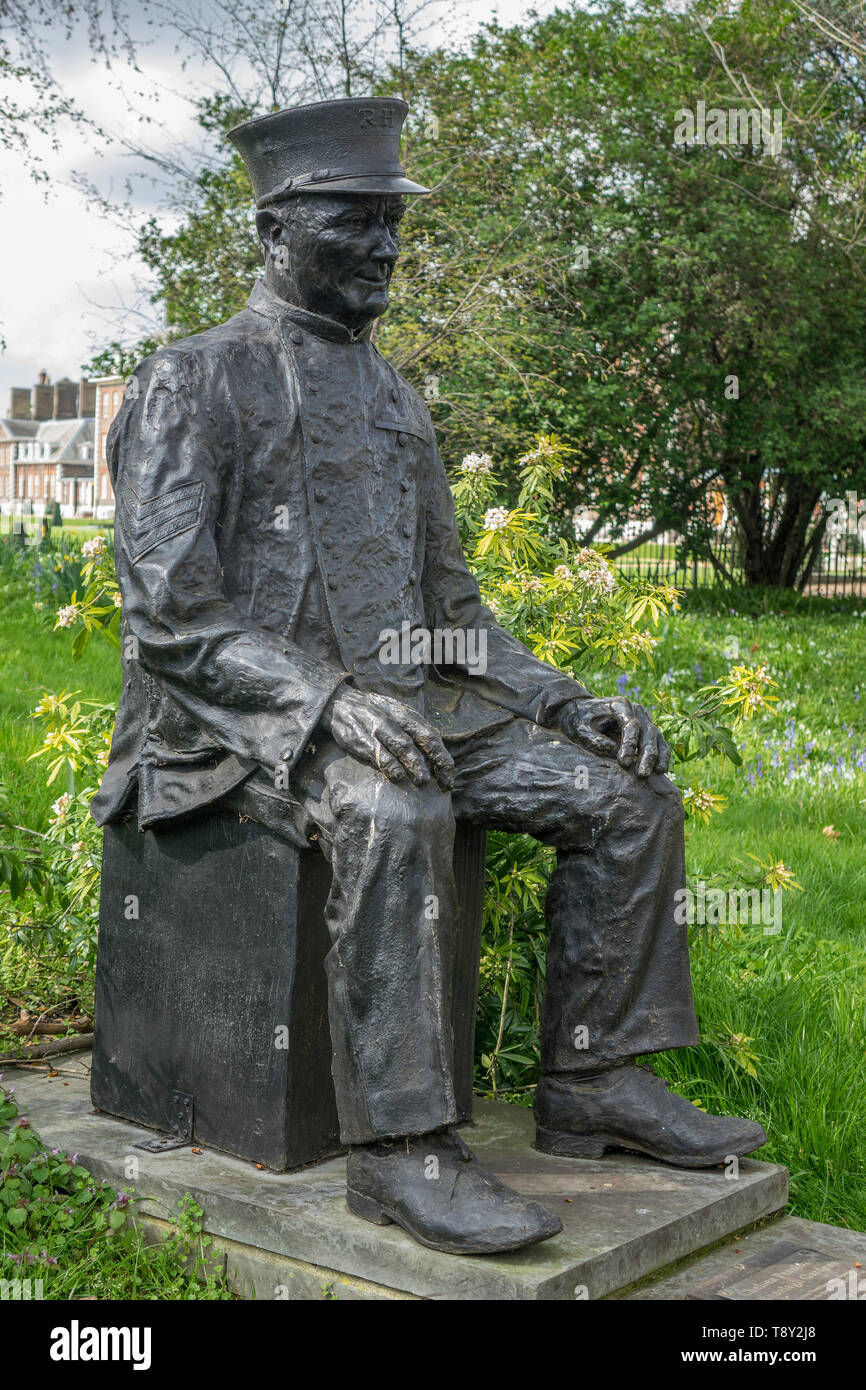L'Angleterre, Londres, Royal Hospital Chelsea, le pensionné statue en Ranelagh gardens Banque D'Images