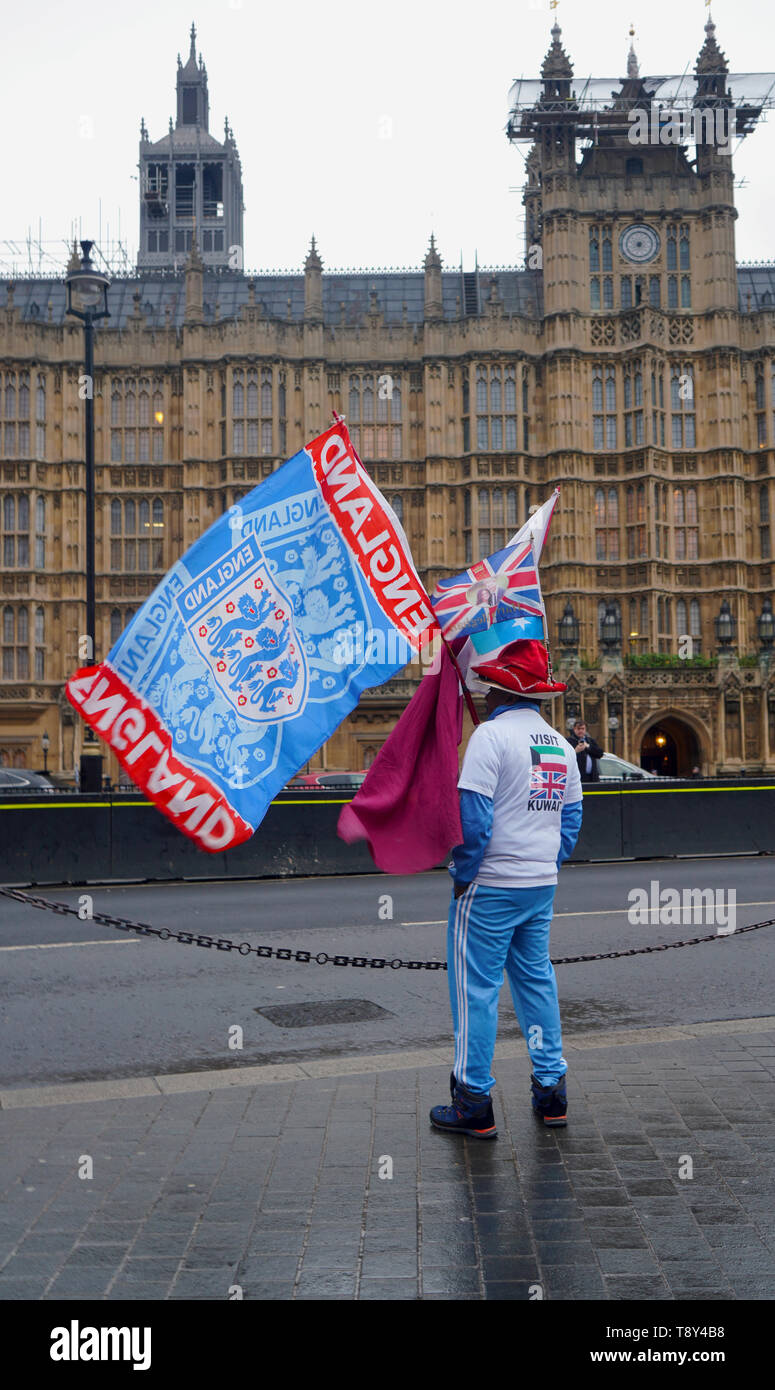 Brexit man holding flags Banque D'Images