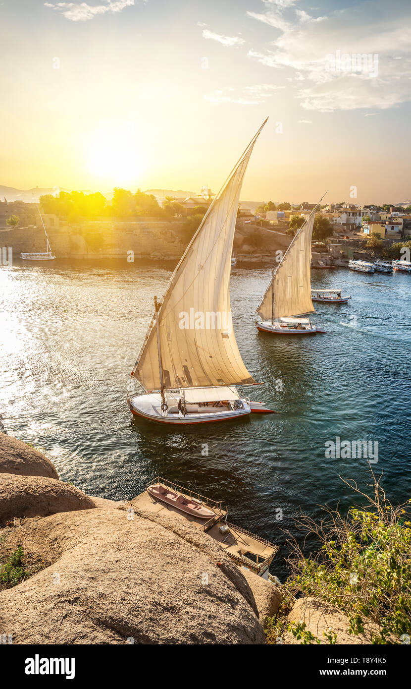 Nil et bateaux au coucher du soleil à Assouan Banque D'Images