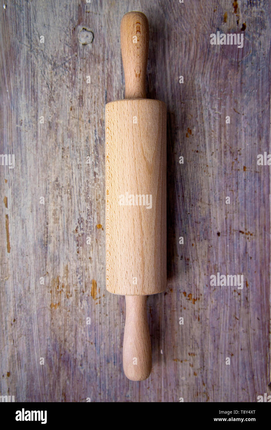Un rouleau traditionnel en bois sur un fond en bois peint Banque D'Images