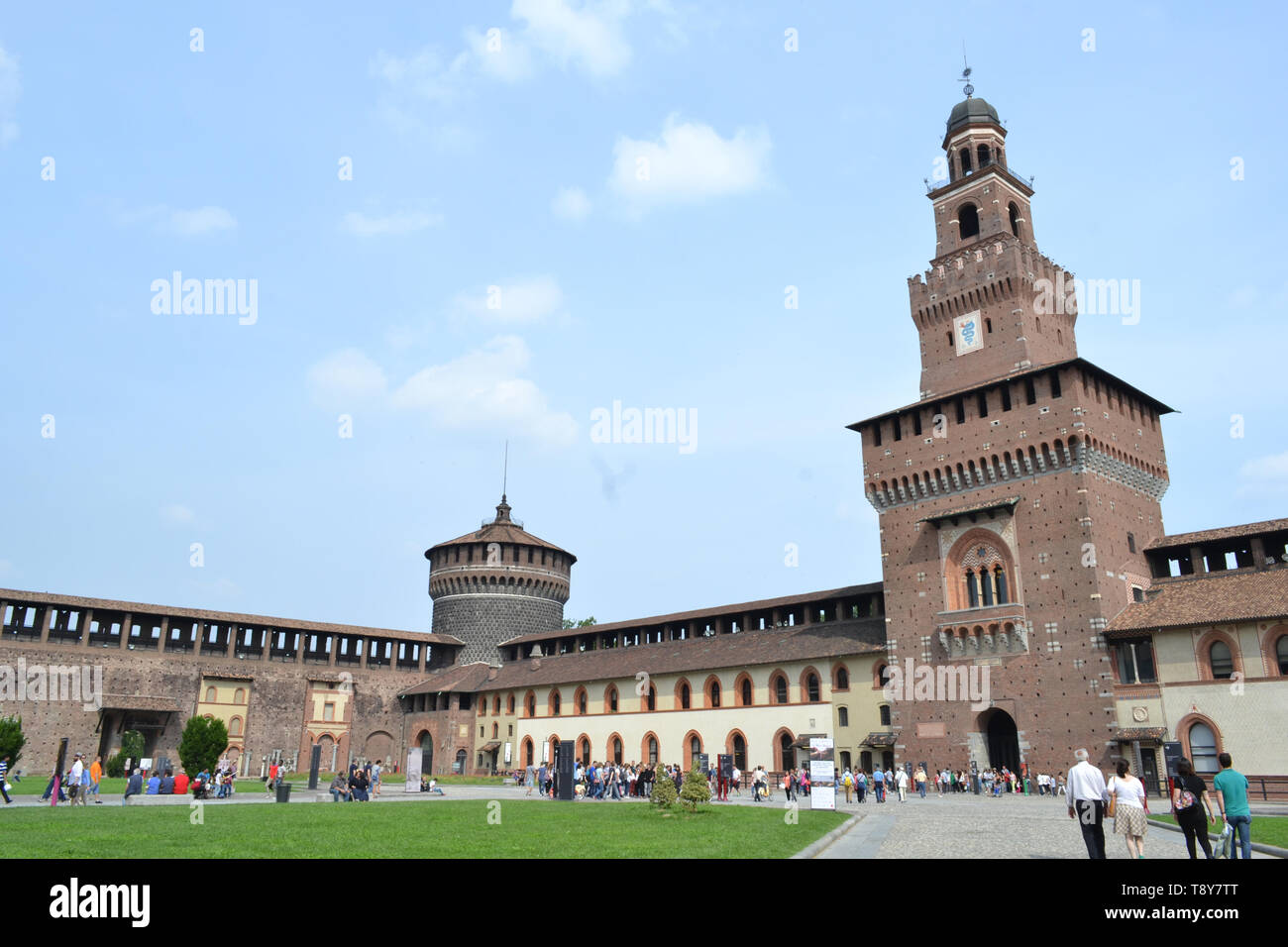 Milan/Italie - 1 juin 2015 : voir à partir de la cour intérieure de l'ancienne entrée centrale tour médiévale de château des Sforza. Banque D'Images