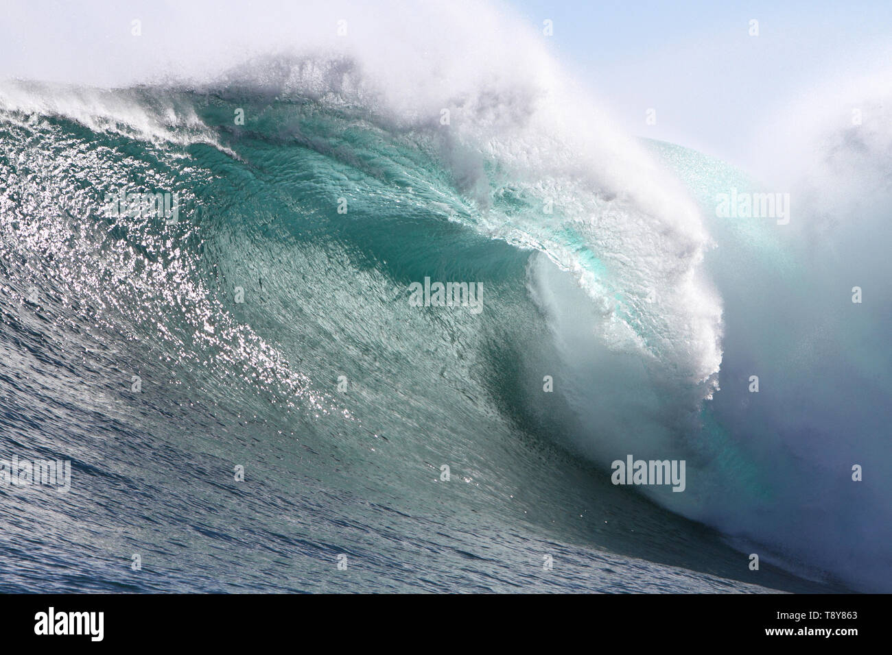 Lancement d'initiatives locales, une vague parfaite congelé dans un moment de liberté à Dungeons off Hout Bay. Banque D'Images