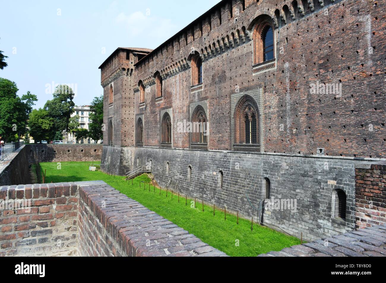 Enceinte médiévale et fortifications extérieures faites de briques rouges de l'ancienne cité médiévale du château Sforza de Milan avec un champ vert en bas de piscines vides. Banque D'Images Enceinte médiévale et fortifications extérieures faites de briques rouges de l'ancienne cité médiévale du château Sforza de Milan avec un champ vert en bas de piscines vides. Banque D'Images