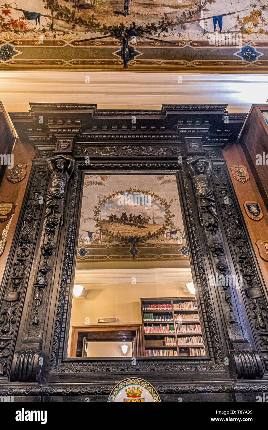 Un miroir dans une salle de la bibliothèque de lhe Palazzo Salviati, maintenant à la maison à l'Centro alti studi della difesa, à Rome, Italie Banque D'Images