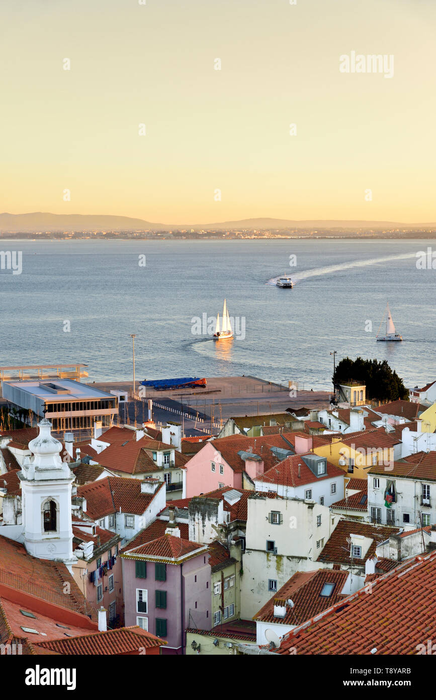 Alfama au crépuscule vers le Tage. Lisbonne, Portugal Banque D'Images