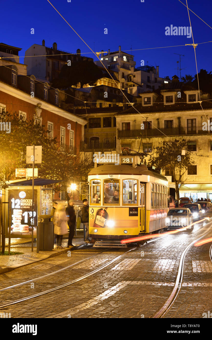 Le célèbre tramway numéro 28 dans Alfama et Castelo districts. Lisbonne, Portugal Banque D'Images