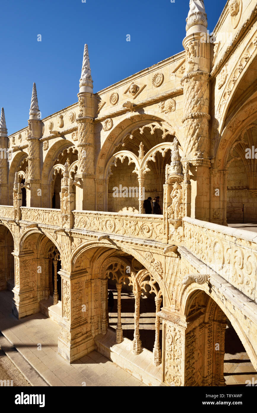 Le Cloître de la monastère des Hiéronymites (Mosteiro dos Jerónimos), en style manuélin, Site du patrimoine mondial de l'UNESCO. Lisbonne, Portugal Banque D'Images