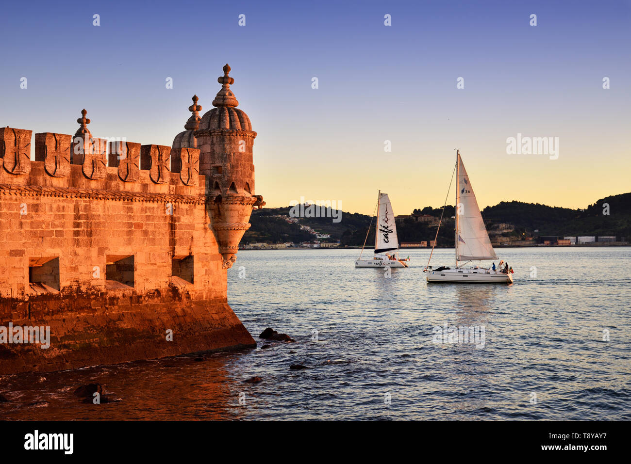 La Torre de Belém (Tour de Belém), dans le tage, Site du patrimoine mondial de l'UNESCO construit au 16e siècle en style manuélin portugais au crépuscule. Il Banque D'Images