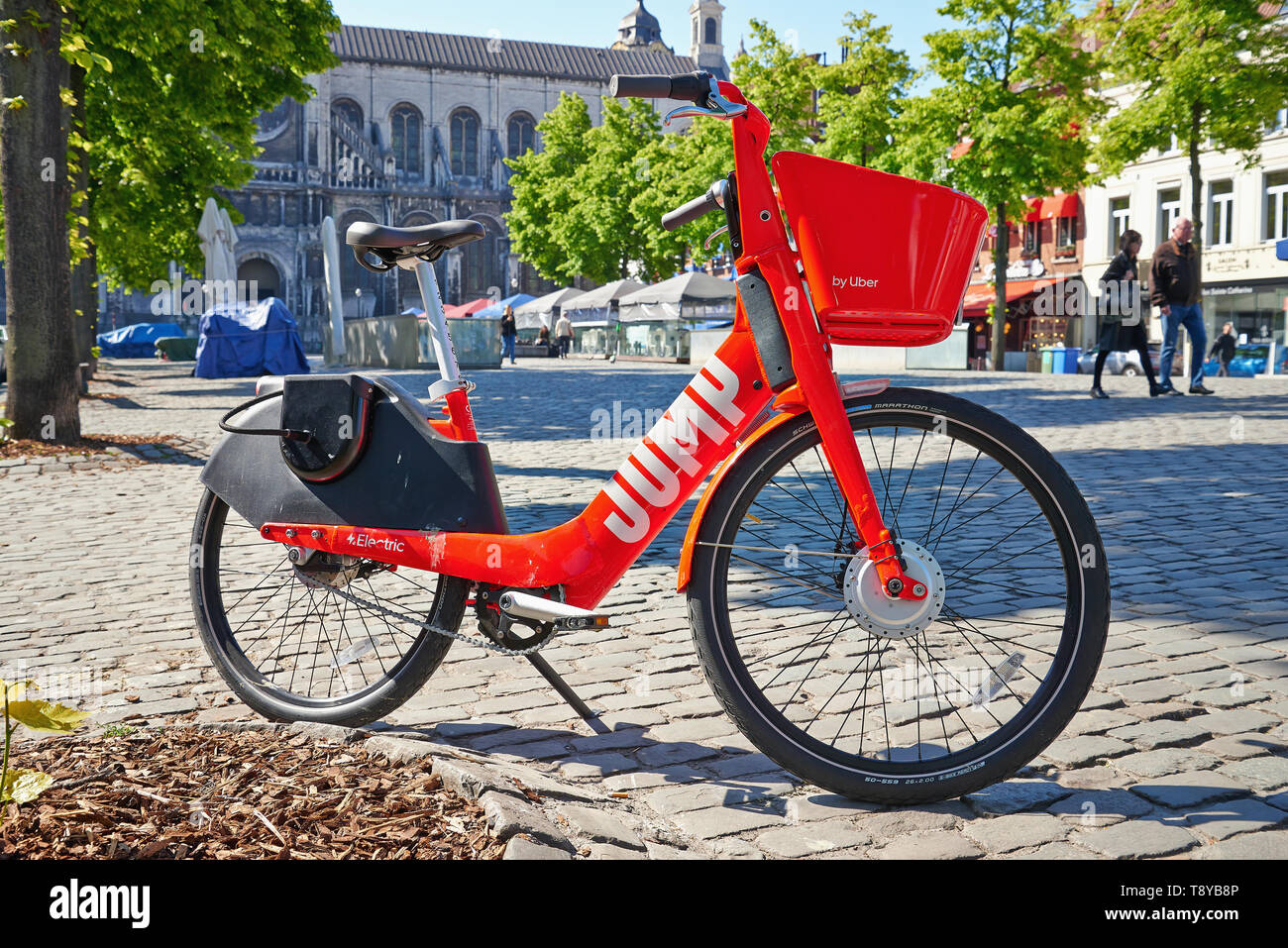 Bruxelles, Belgique - 15 mai 2019 : Rouge vélo électrique à louer en face  de l'église Sainte Catherine à Bruxelles, Belgique Photo Stock - Alamy