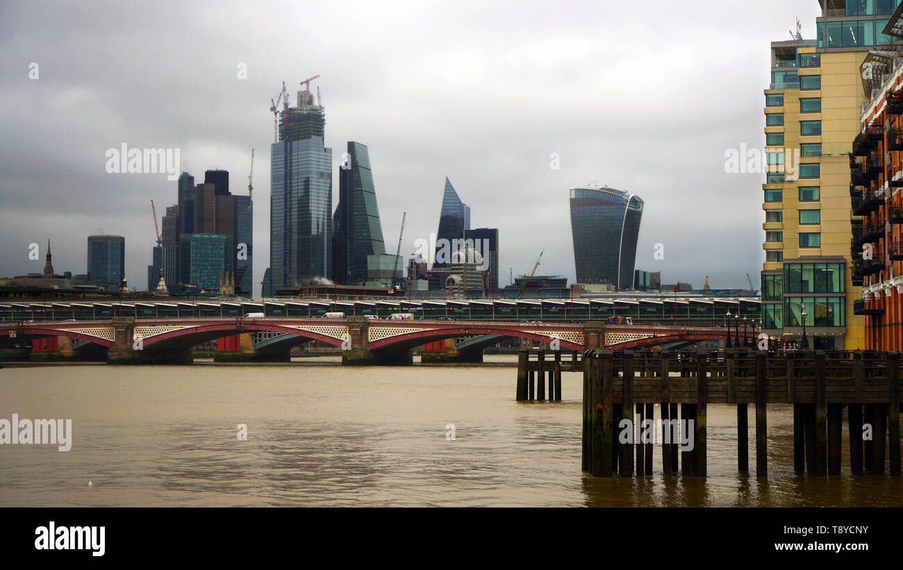 Ville de Londres sur un jour gris et pluvieux Banque D'Images