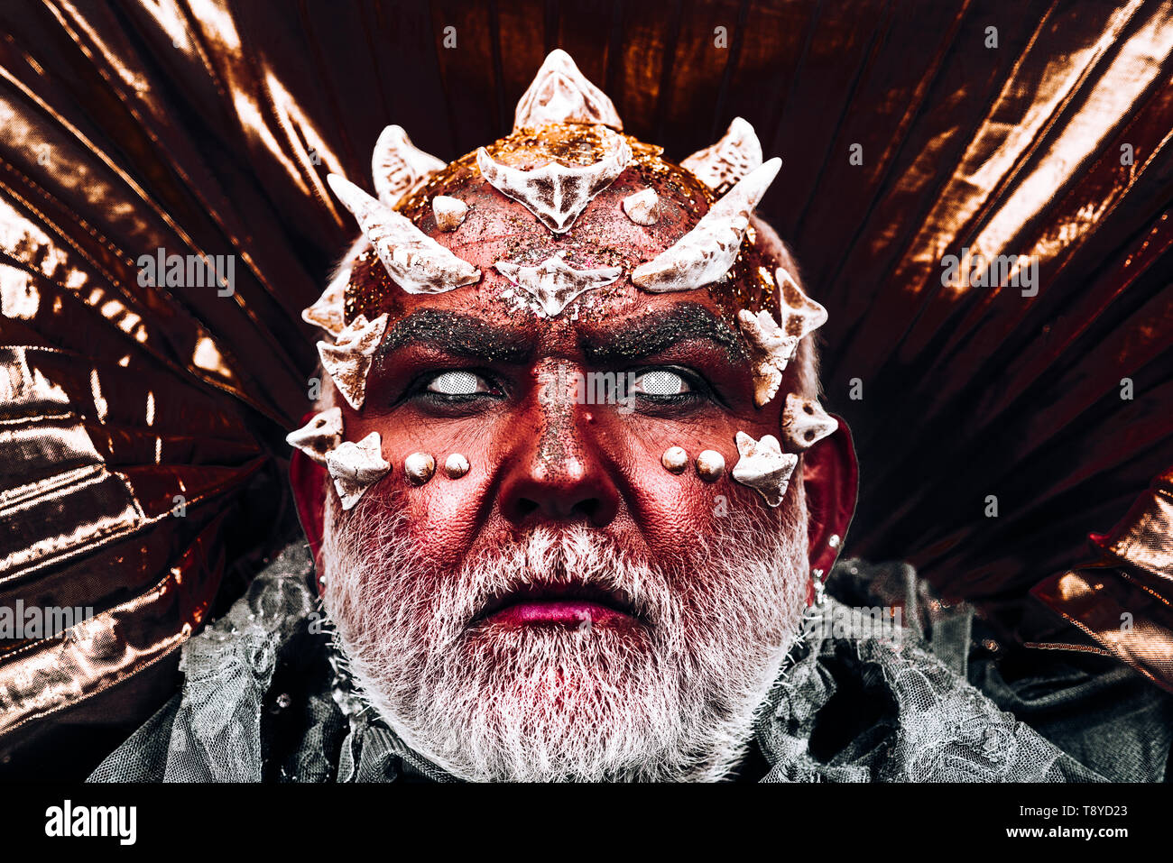 Démon assis sur trône d'or. Le mal monster avec brûler la peau rouge et des  épines sur le visage apparaissant de l'obscurité, nightmare concept Photo  Stock - Alamy