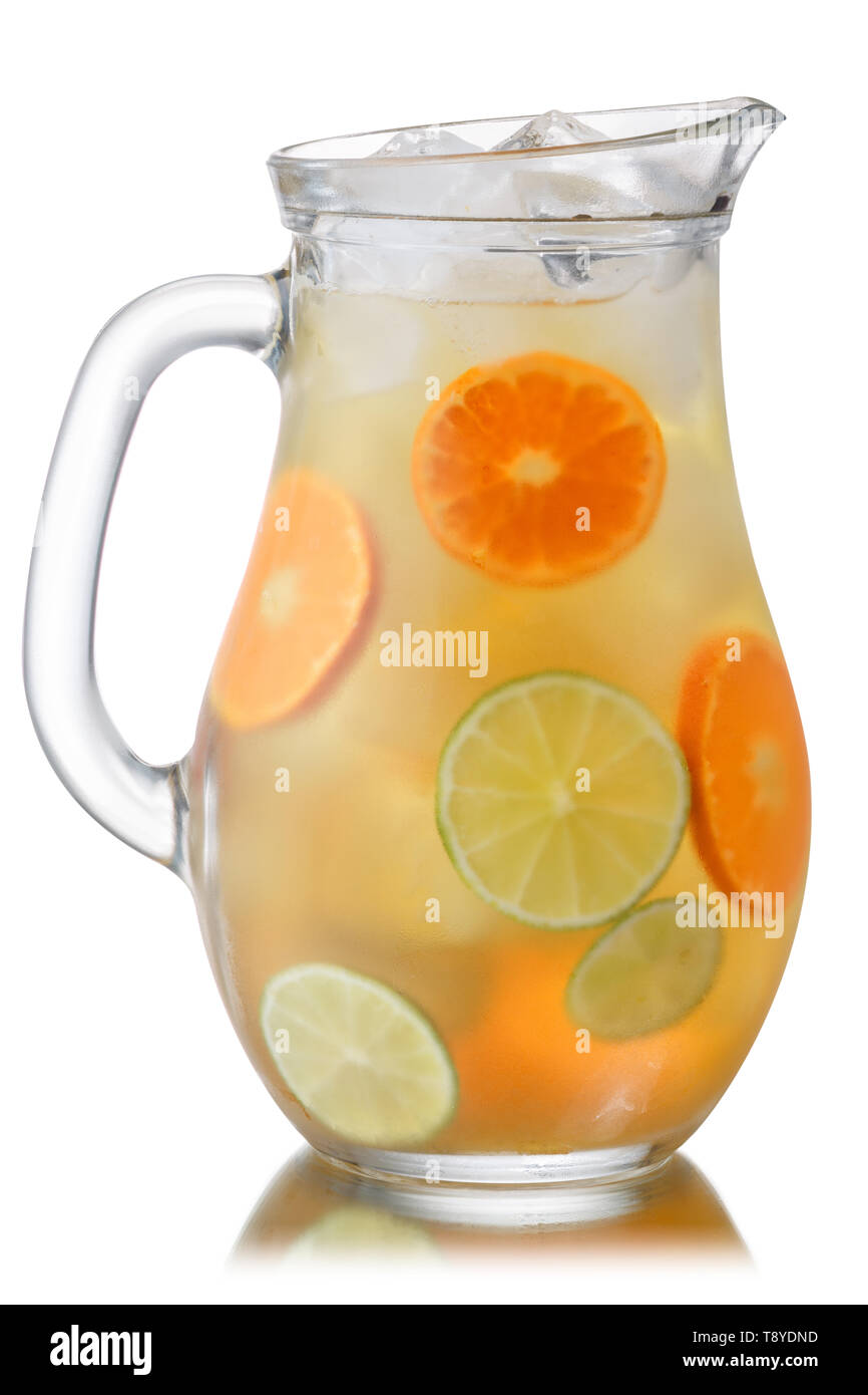 Pichet de limonade lime mandarine glacé, isolé Banque D'Images