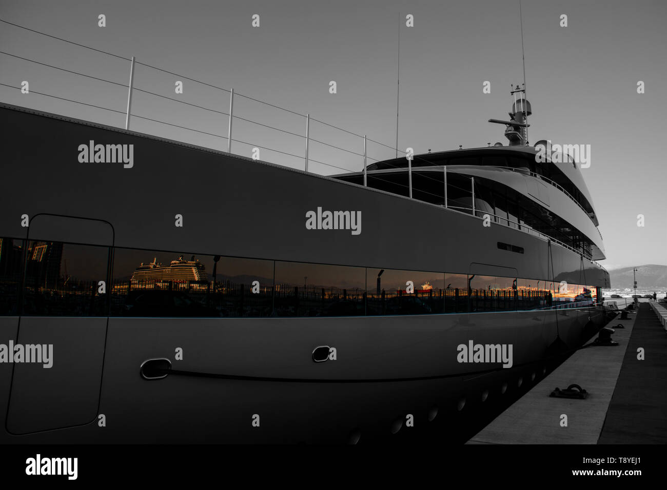 La nouvelle Marina de Mid-Harbor, achevée en 2016, a 500 mètres de l'amarrage accessible sur l'extérieur pour les super yachts avec un minimum de profondeur à charte Banque D'Images