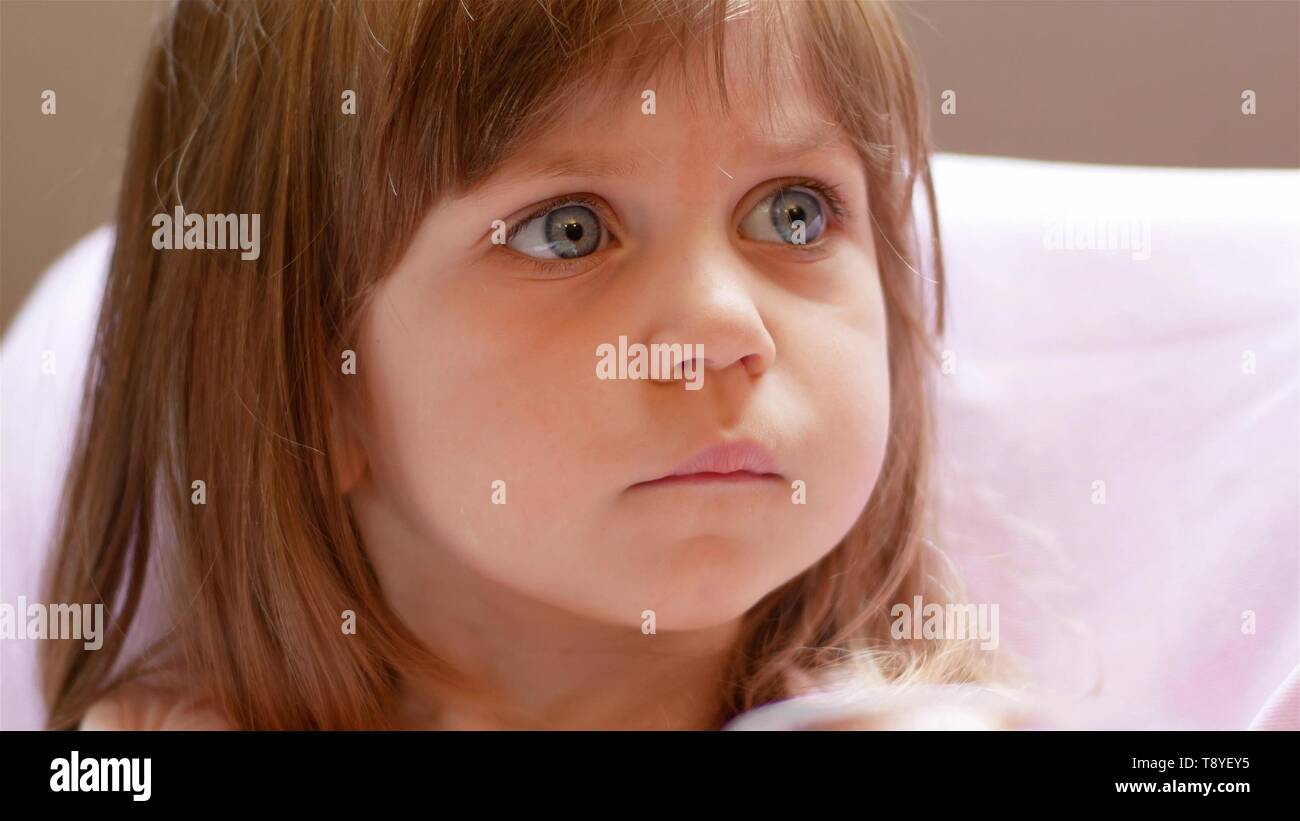 Peu De Belle Fille Infante Bebe Caucasien Regarde Avec Ses Grands Yeux Bleus Le Regard Serieux De Longs Cheveux Blonds Dans Un Enfant De Deux Ans D Un Sourire Photo Stock Alamy