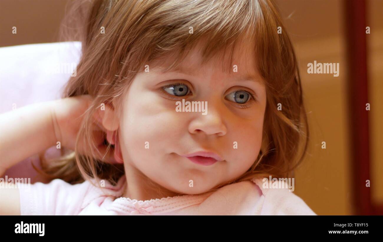 Peu De Belle Fille Infante Bebe Caucasien Regarde Avec Ses Grands Yeux Bleus De Longs Cheveux Blonds Dans Un Enfant De Deux Ans Etonne Et Interesse Photo Stock Alamy