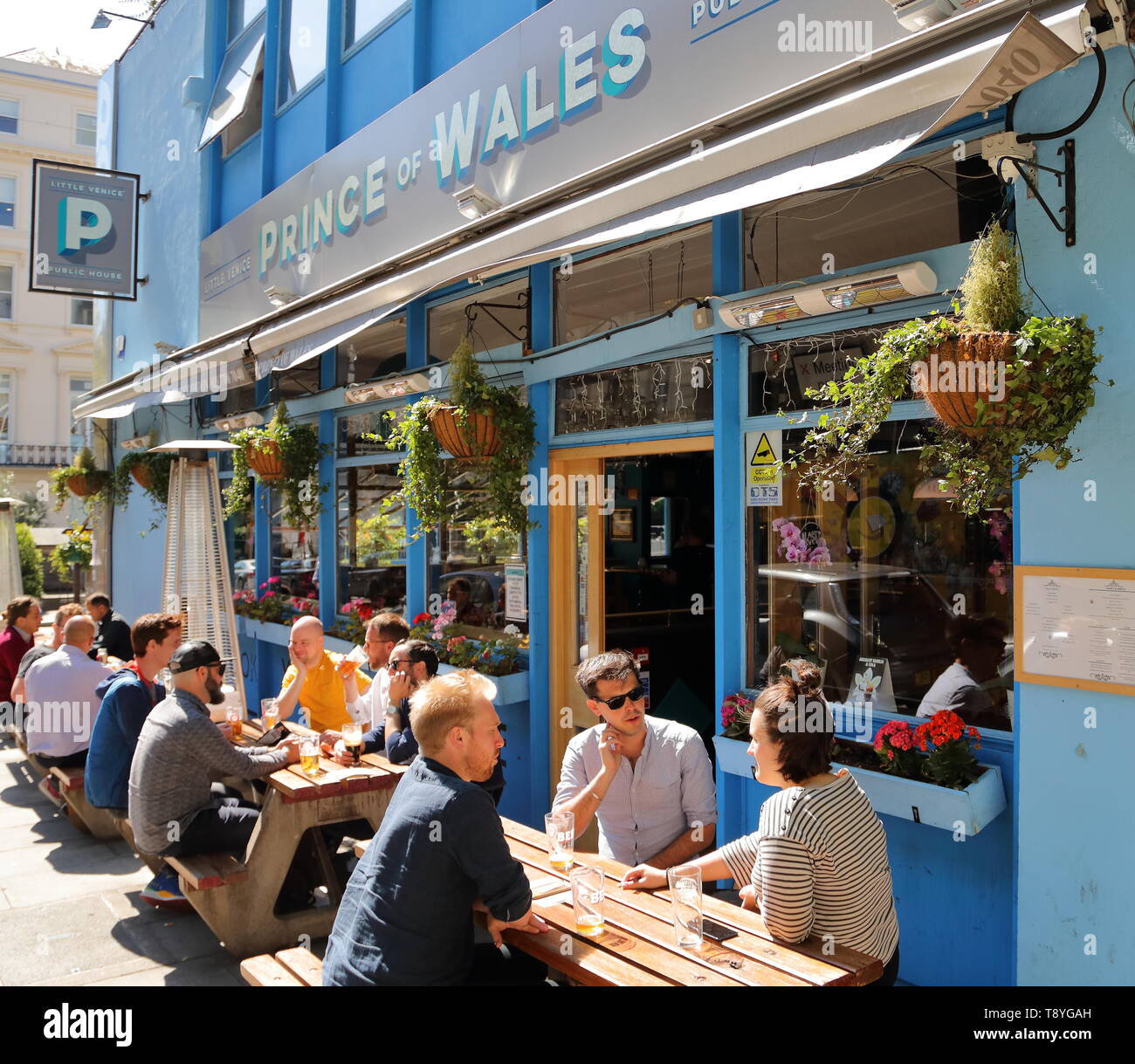 Les clients assis dehors le prince de Galles pub dans la petite Venise en profitant du soleil, London, UK Banque D'Images