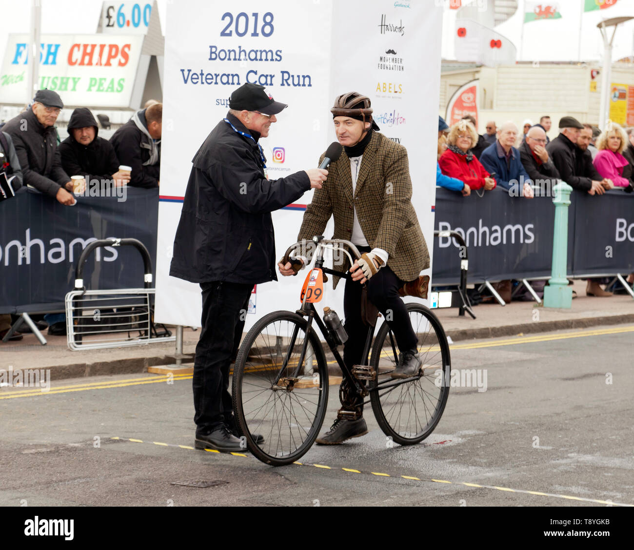 Un cycliste vétéran d'être interviewé, après avoir complété avec succès le 2018 Londres à Brighton Veteran Car Run, bien sûr dans le cadre d'un essai réussi. Banque D'Images