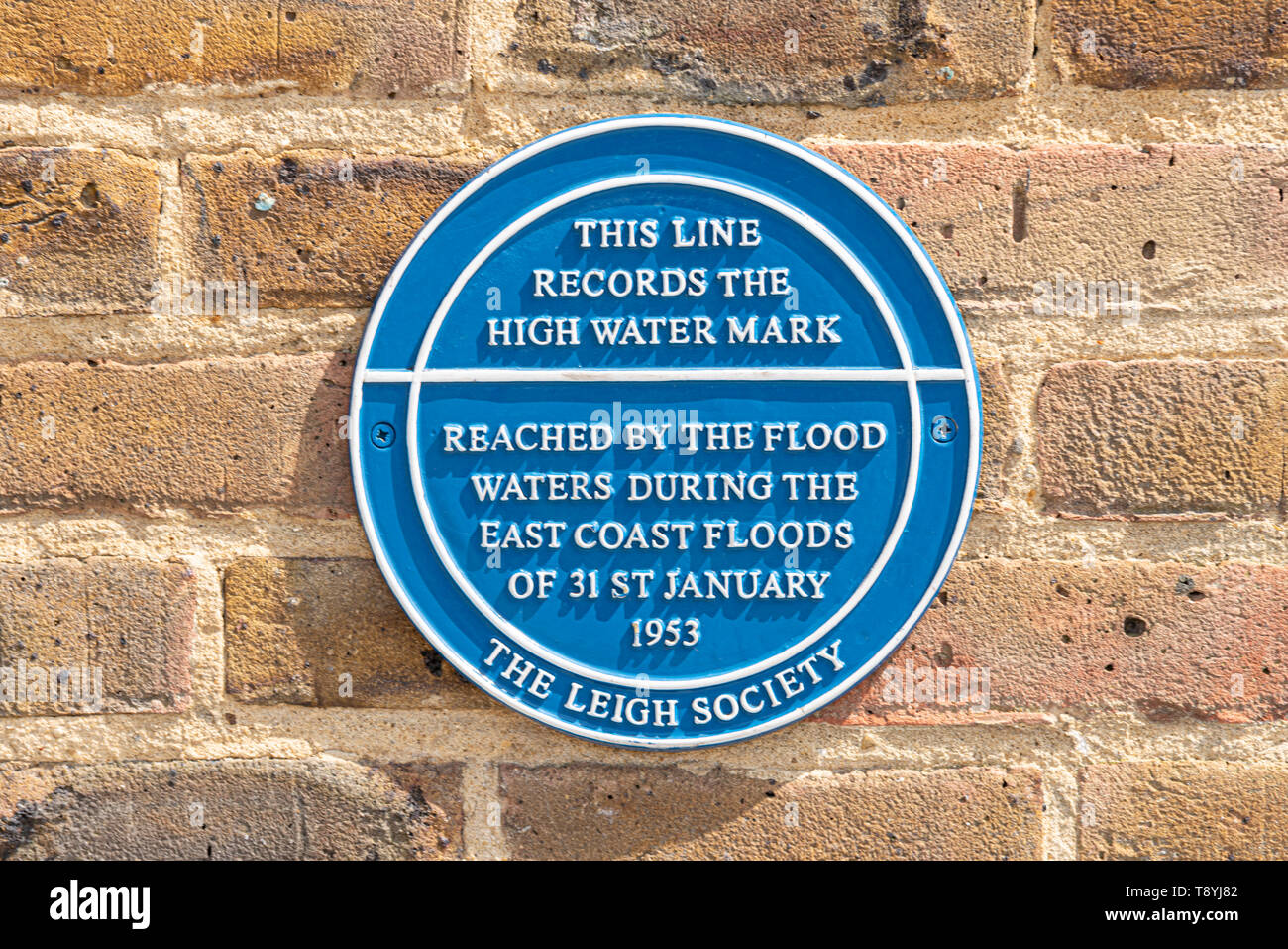 Blue plaque marquant le point culminant atteint par la crue des eaux pendant les inondations de la côte est du 31 janvier 1953. L'inondation de la mer du Nord. La société Leigh Banque D'Images