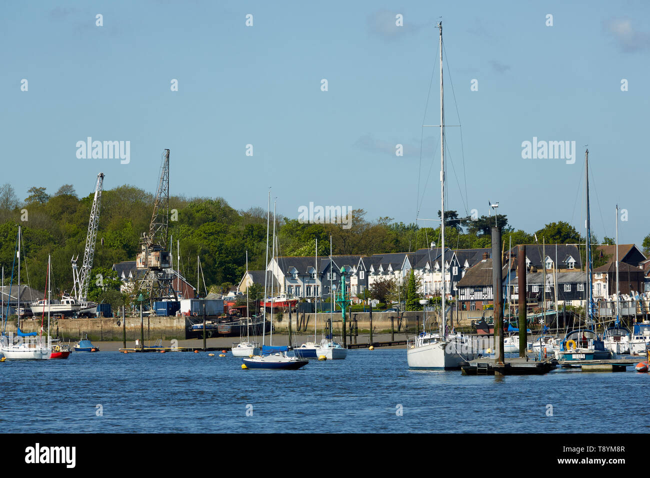 Yachts au mouillage sur la rivière Medway à moindre Upnor, Kent,UK Banque D'Images