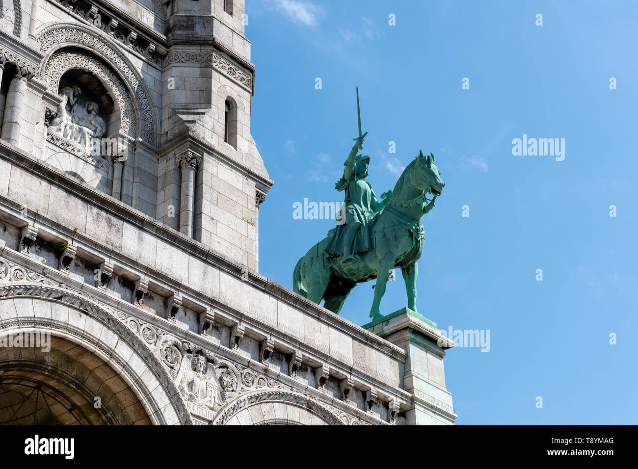 Détail montrant statue équestre de Sainte Jeanne d'Arc sur la façade de la Basilique du Sacré-Coeur de Montmartre, Paris, France Banque D'Images