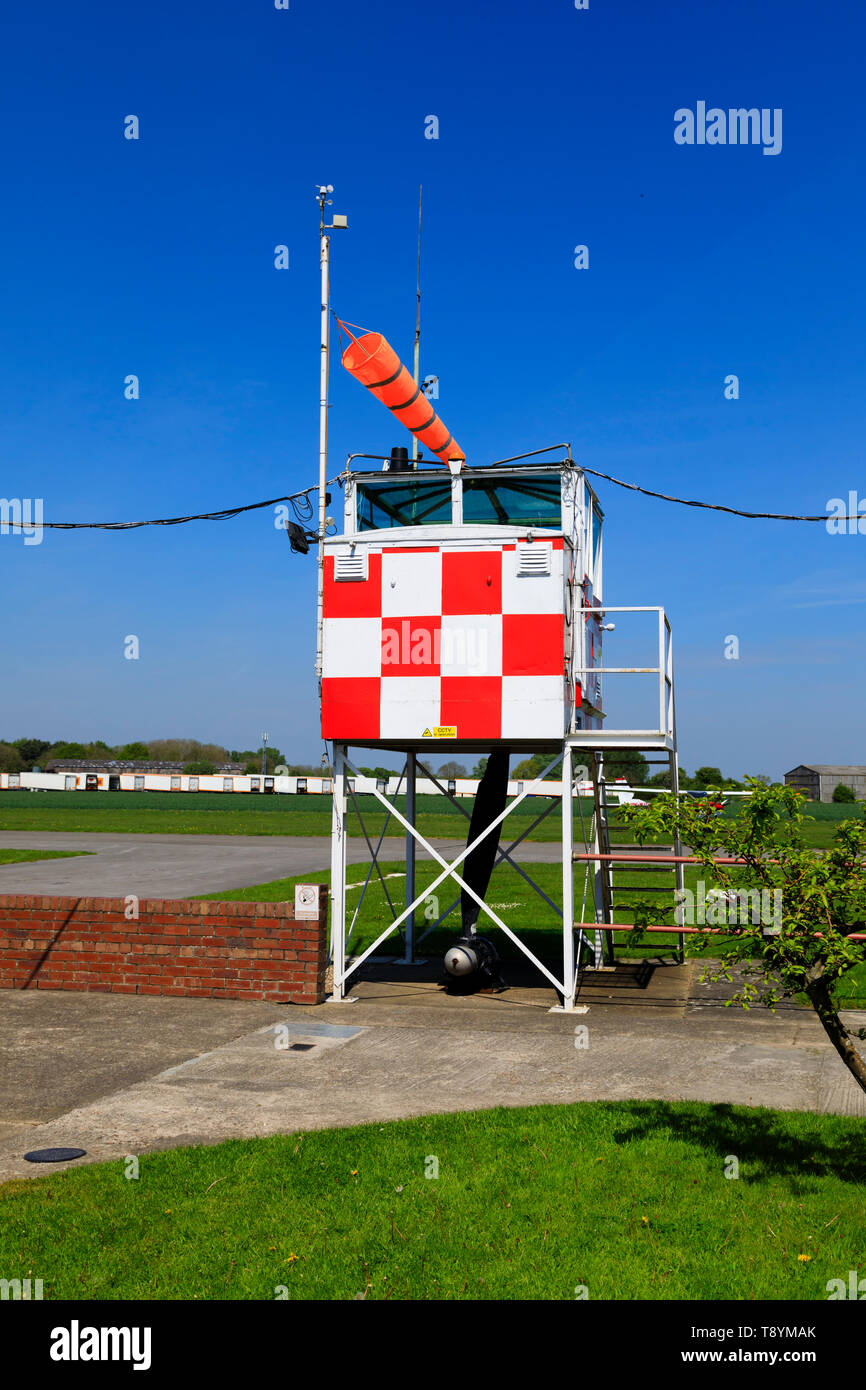 Tour de contrôle et au manche à l'ex-RAF Breighton airfield dans l'East Riding of Yorkshire. Accueil à l'Aero Club de Lincoln et l'avion réel Banque D'Images