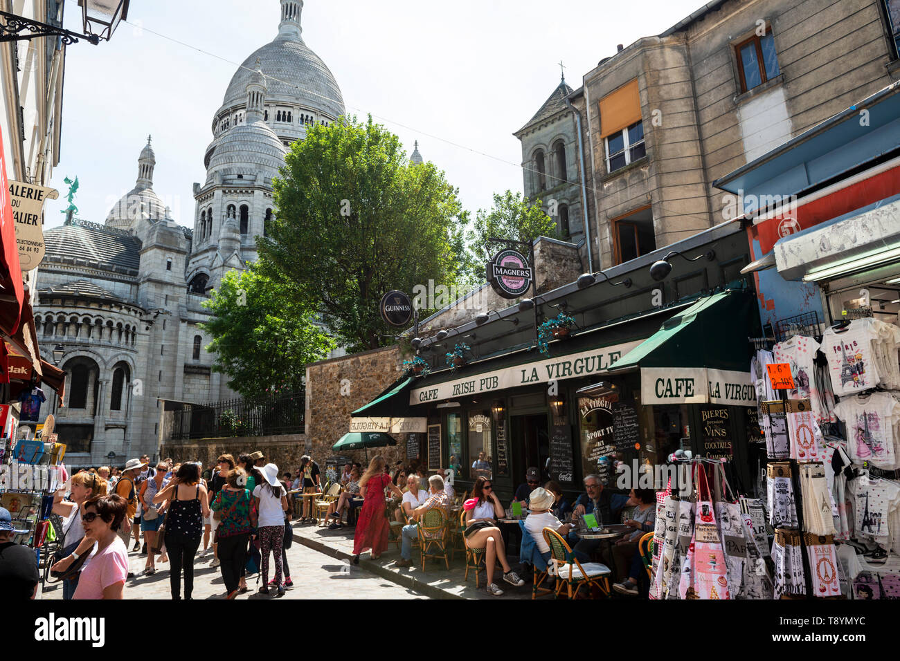 La virgule Pub irlandais de la Rue du Chevalier de la barre, avec en arrière-plan la Basilique du Sacré-Coeur à Montmartre, Paris, France Banque D'Images