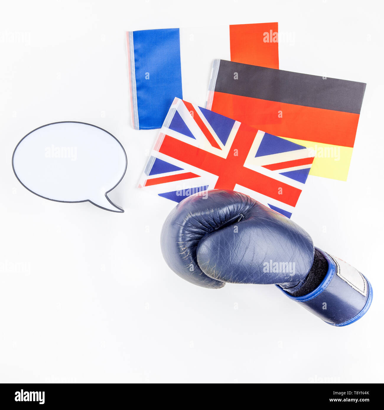 Creative haut voir télévision laïcs de gant de boxe avec l'Allemagne, la France et la Grande Bretagne drapeaux avec bulle.jpg immersive et copiez l'espace sur fond blanc Banque D'Images