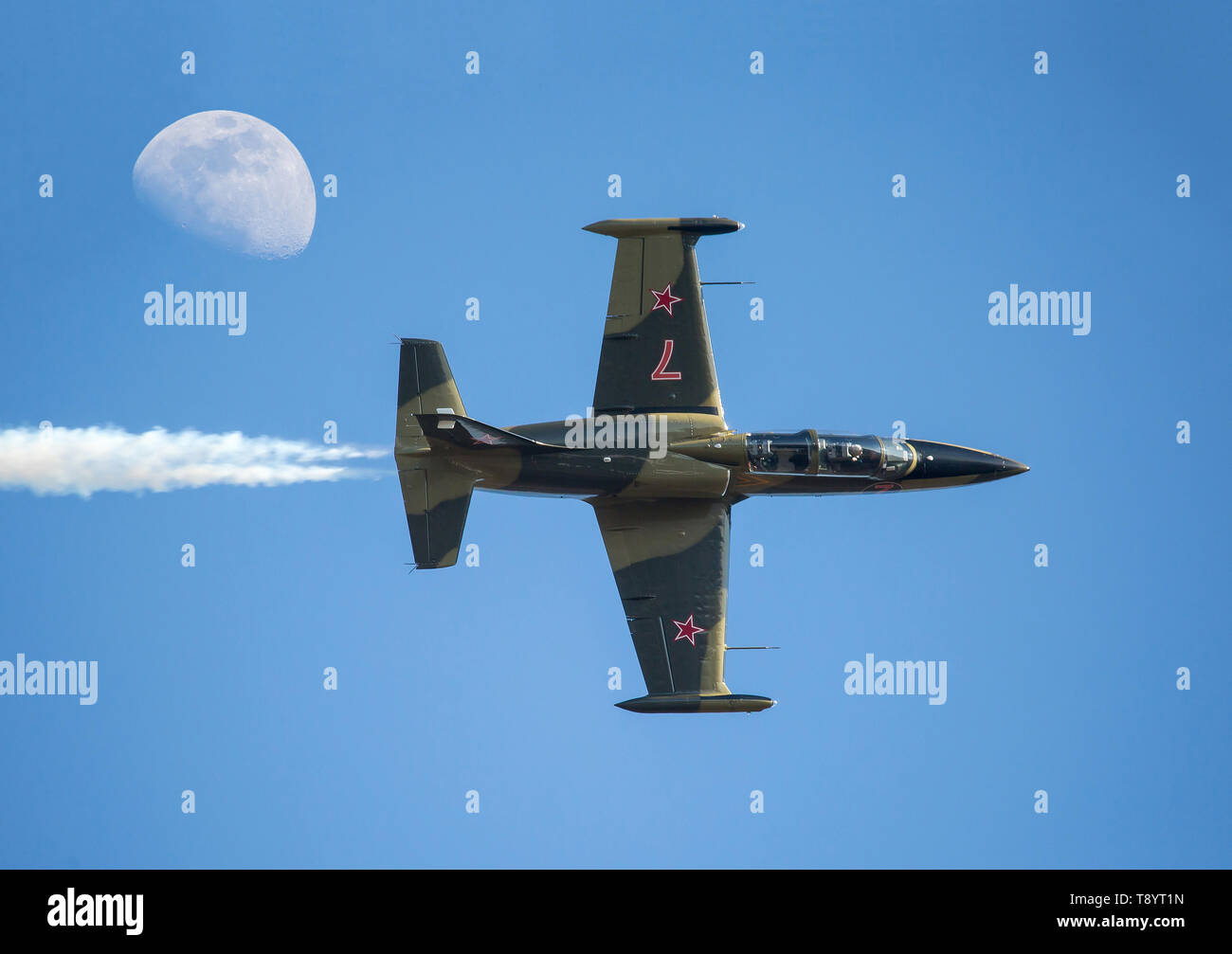 MONROE, NC (USA) - 10 novembre 2018 : Un L-39 Albatros jet vole à l'envers contre un ciel bleu profond au Warbirds sur Monroe Air Show. Banque D'Images