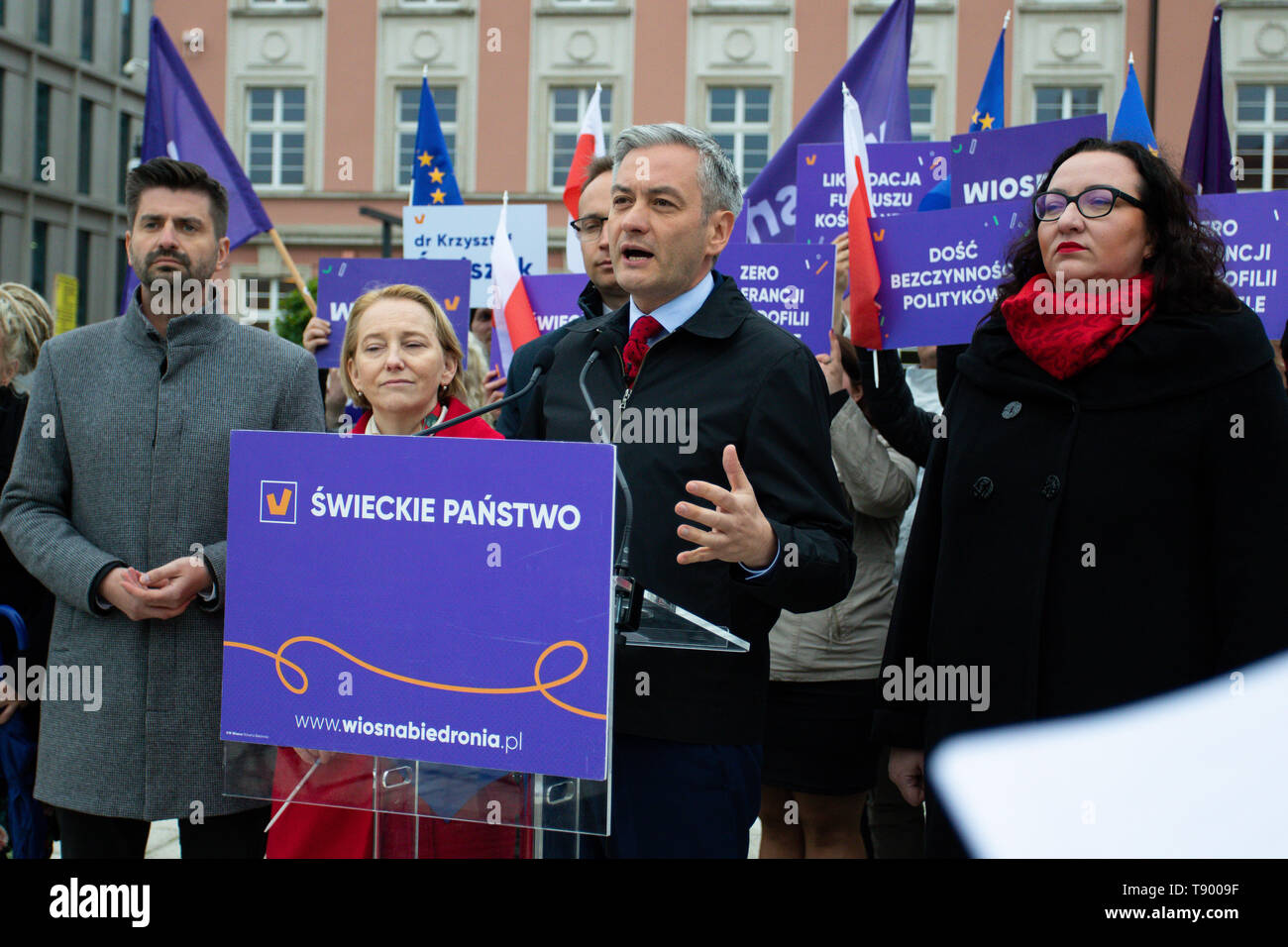 Wiosna chef du parti, Robert Biedron vu s'exprimant lors d'une conférence de presse. Conférence de presse chef de parti Wiosna (printemps) Robert Biedron à Wroclaw en ce qui concerne le règlement du parti PiS après 4 années d'effondrement dans les locaux du gouvernement la politique du gouvernement. Banque D'Images