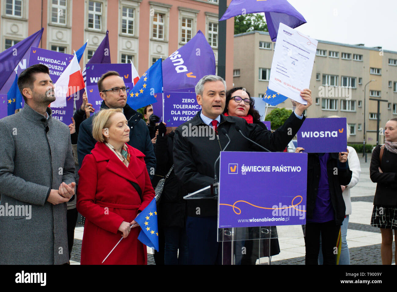 Wiosna chef du parti, Robert Biedron vu s'exprimant lors d'une conférence de presse. Conférence de presse chef de parti Wiosna (printemps) Robert Biedron à Wroclaw en ce qui concerne le règlement du parti PiS après 4 années d'effondrement dans les locaux du gouvernement la politique du gouvernement. Banque D'Images