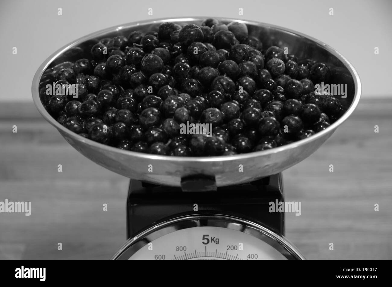 Prunelle des baies et des ventes de cuisine prêt à faire de délicieux sloe gin Banque D'Images