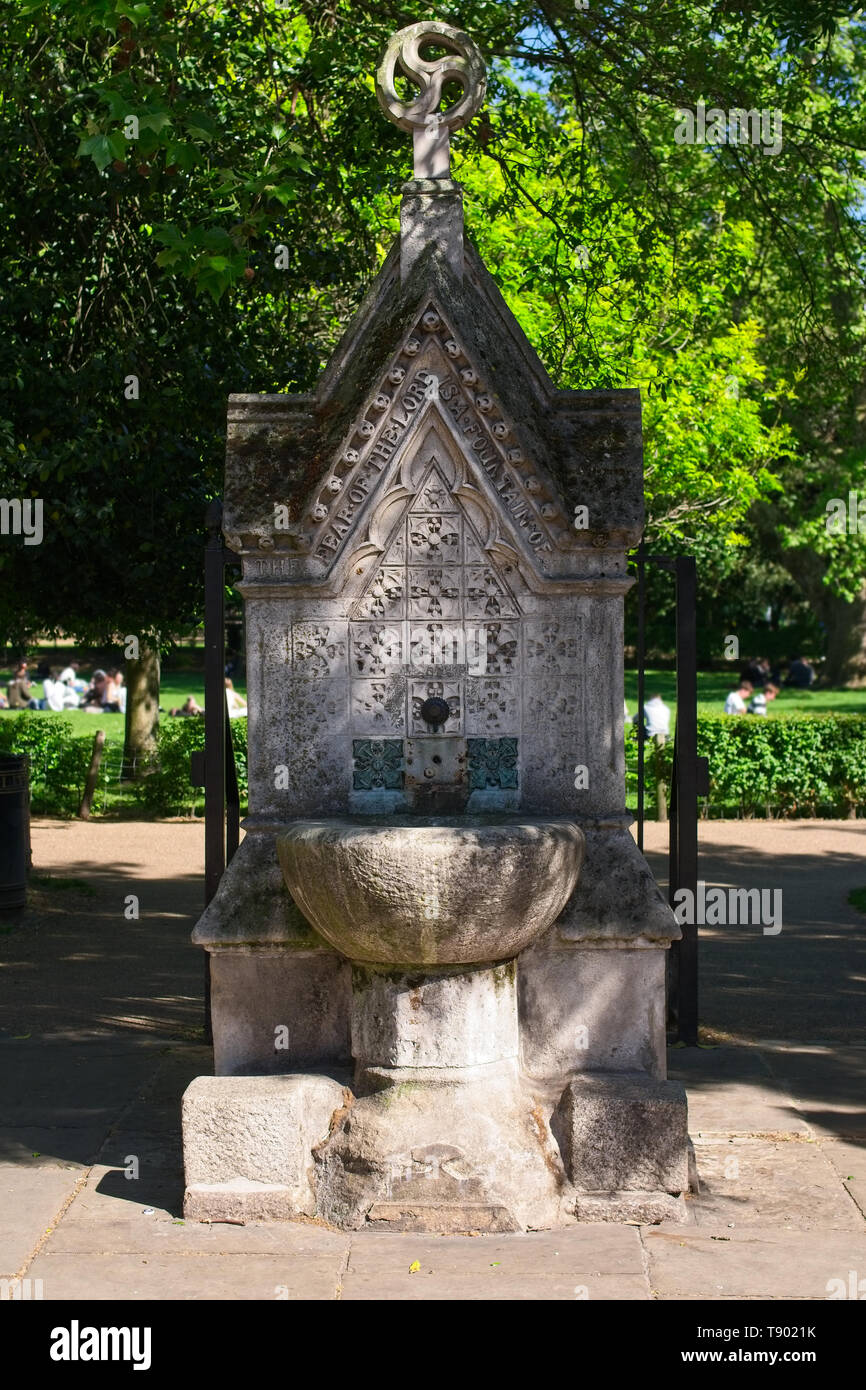 Fontaine gothique victorien au Lincoln's Inn Fields. La pierre était gravée avec les proverbes : la crainte de l'Éternel est une fontaine de vie. Banque D'Images