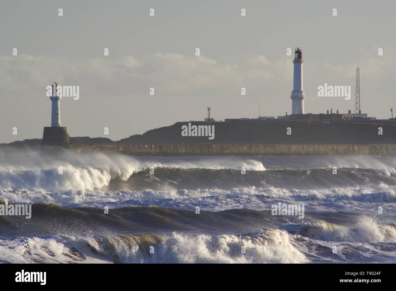 Girdleness Phare et les vagues se brisant sur la plage d''Aberdeen pendant une tempête. L'Écosse, au Royaume-Uni. Banque D'Images