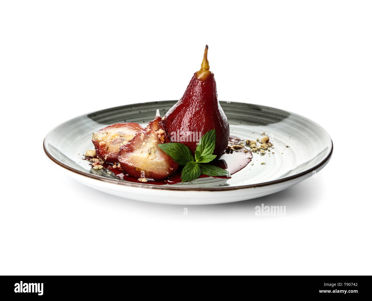 Plaque avec compote de poires douces au vin rouge sur fond blanc Banque D'Images