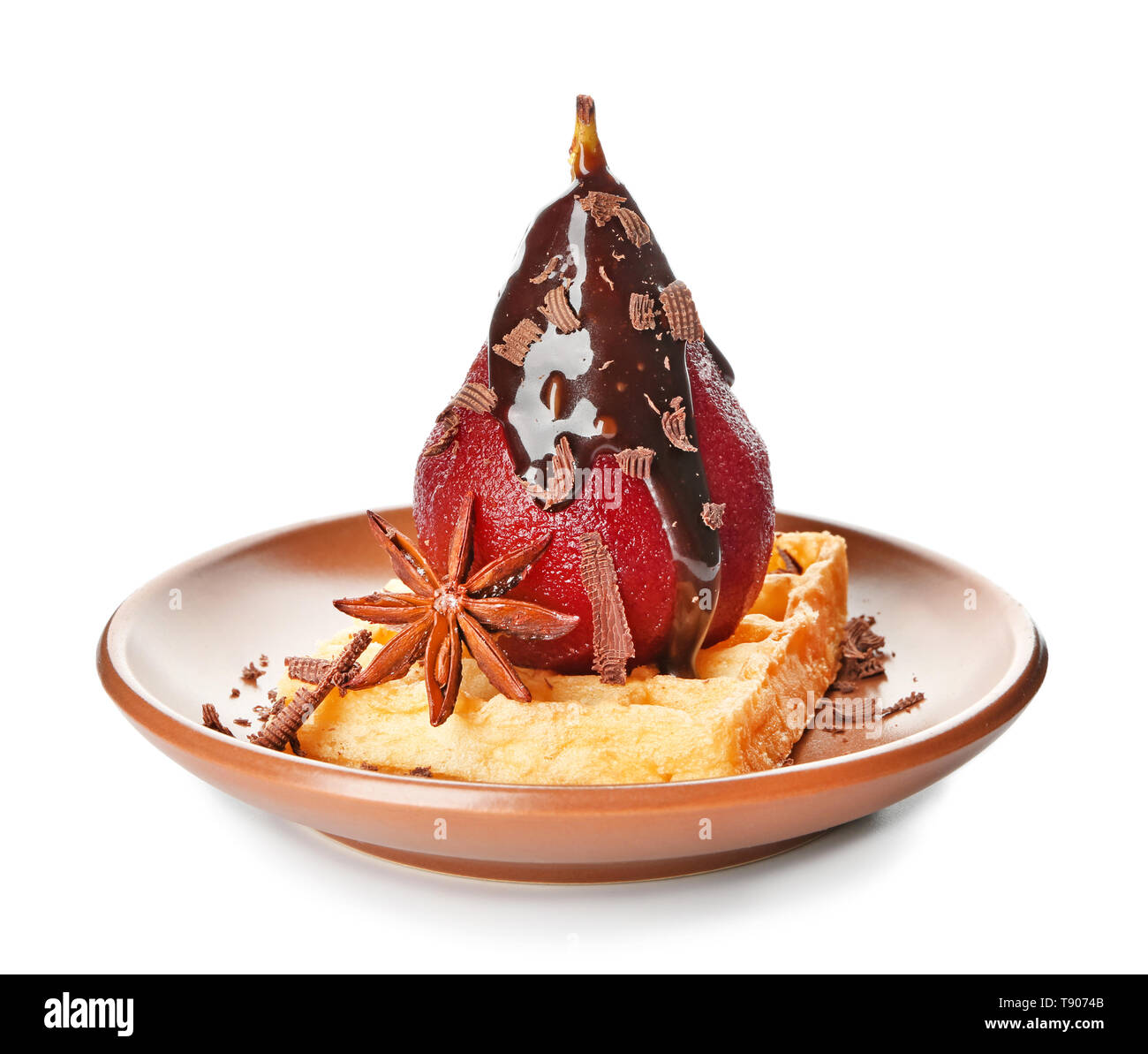 Plaque avec gaufres sucrées et de poire compote au vin rouge sur fond blanc Banque D'Images