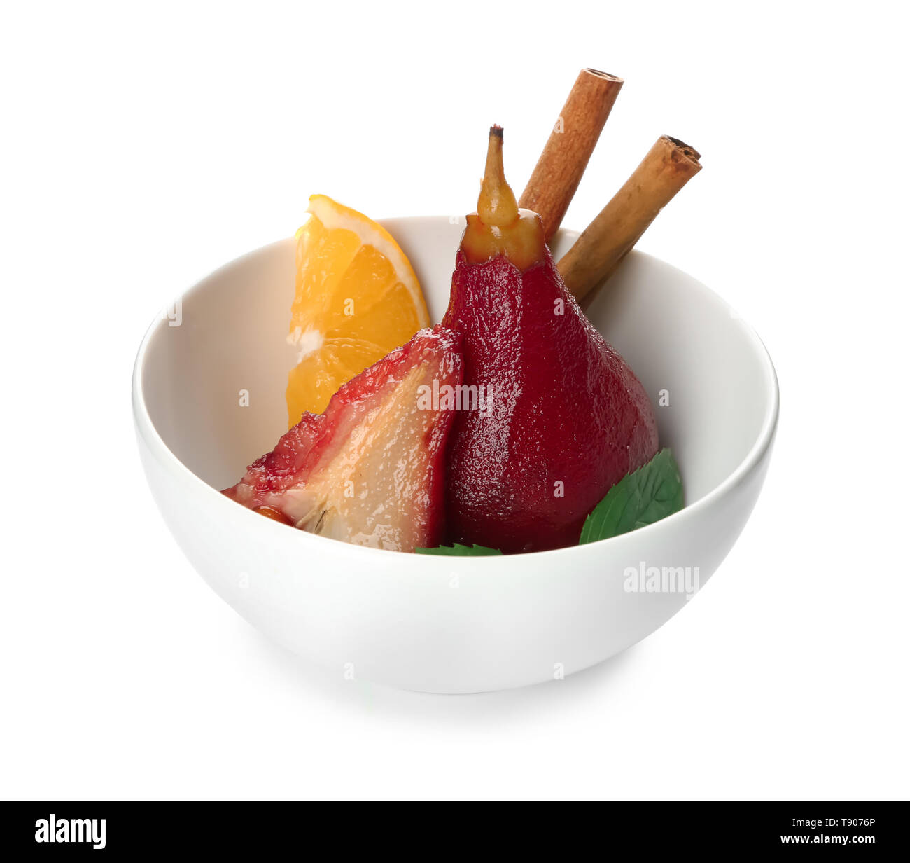 Bol avec compote de poires douces au vin rouge sur fond blanc Banque D'Images