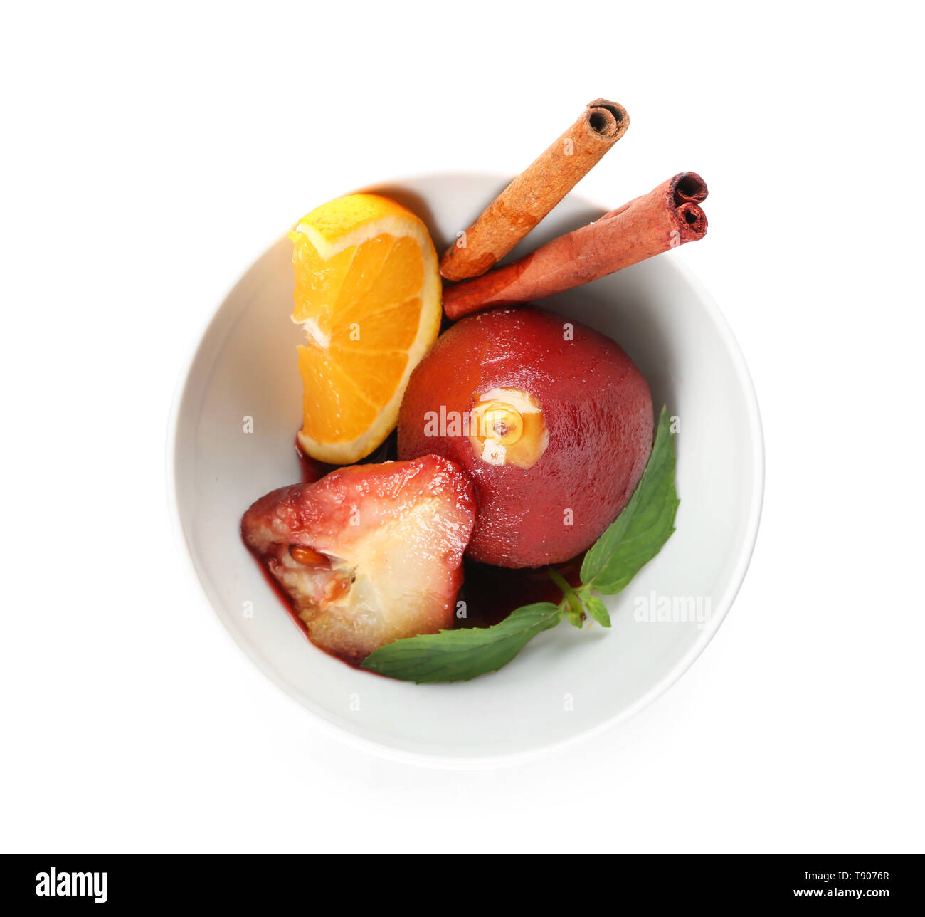 Bol avec compote de poires douces au vin rouge sur fond blanc Banque D'Images